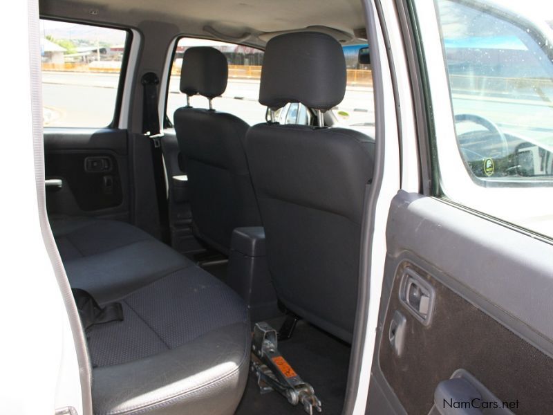 Nissan Hardbody 2.4 D/Cab 4x4 in Namibia