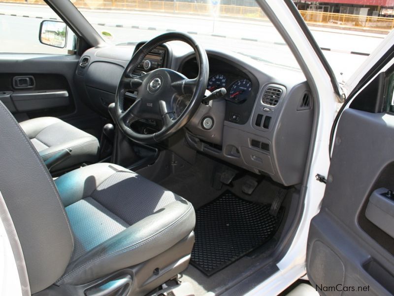 Nissan Hardbody 2.4 D/Cab 4x4 in Namibia