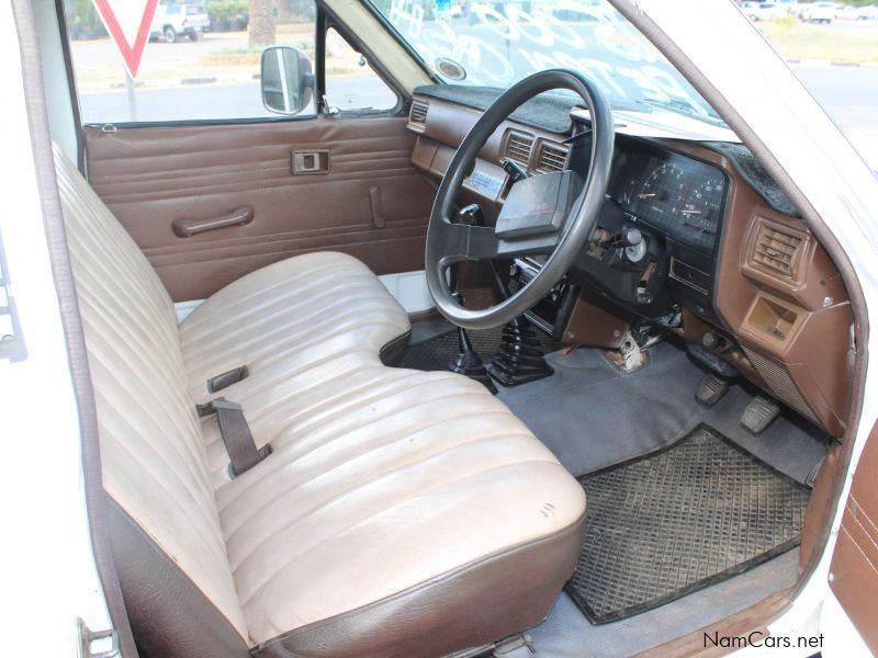 Toyota Hilux 22R 2.4 4x4 S Cab in Namibia