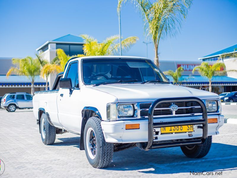 Toyota Hilux 2.2 srx 4x2 Petrol, Lang bakkie in Namibia