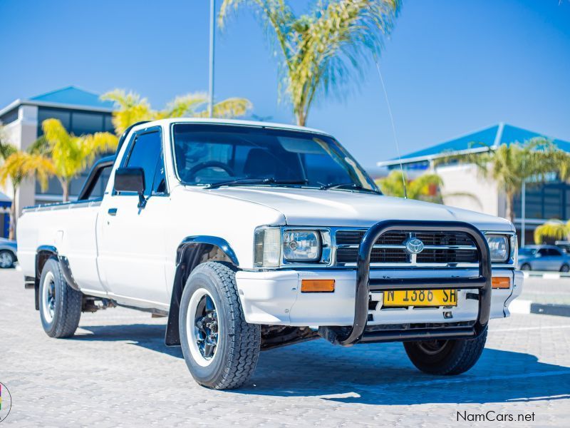 Toyota Hilux 2.2 srx 4x2 Petrol, Lang bakkie in Namibia