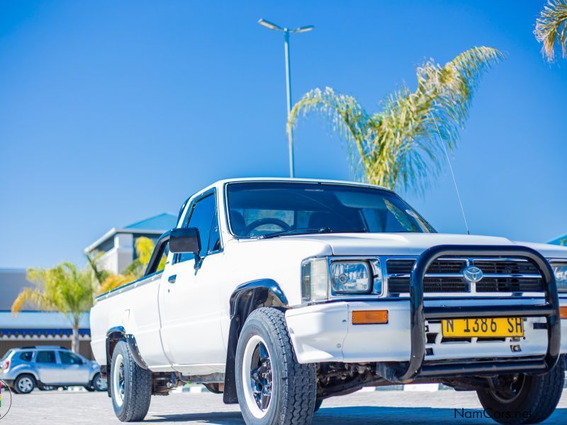 Toyota Hilux 2.2 srx 4x2 Petrol, Lang bakkie in Namibia