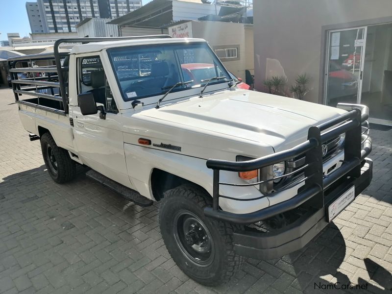 Toyota Land Cruiser 4.2D 4x4 S/C in Namibia