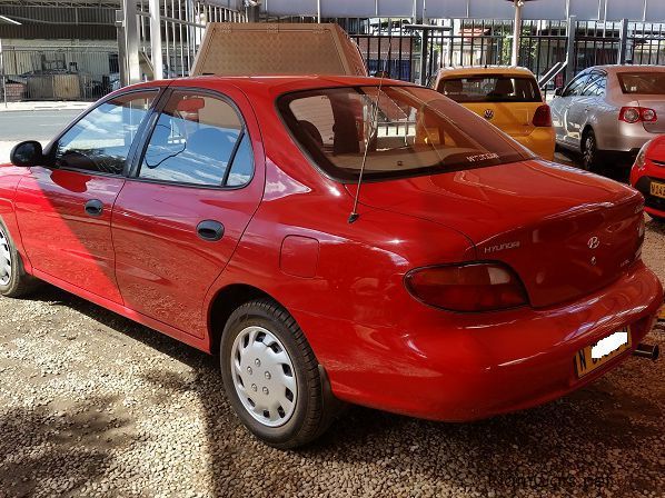 Hyundai Elantra 1.6 GL in Namibia