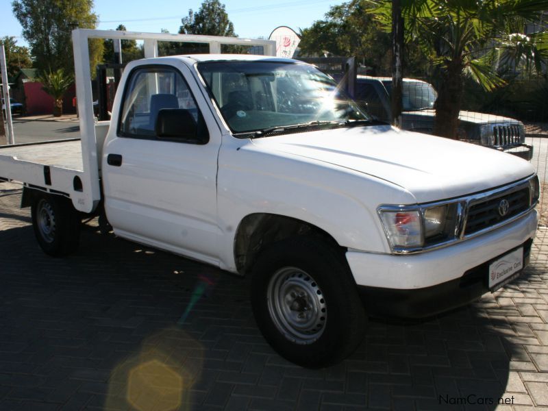 Toyota Hilux S/Cab 2.0 manual & Flat Bed in Namibia