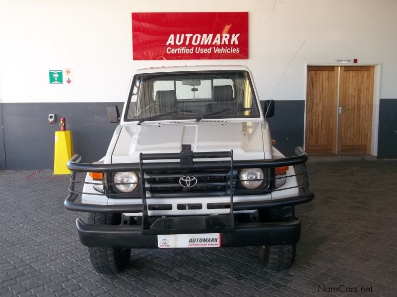 Toyota LAND CRUISER EFI in Namibia