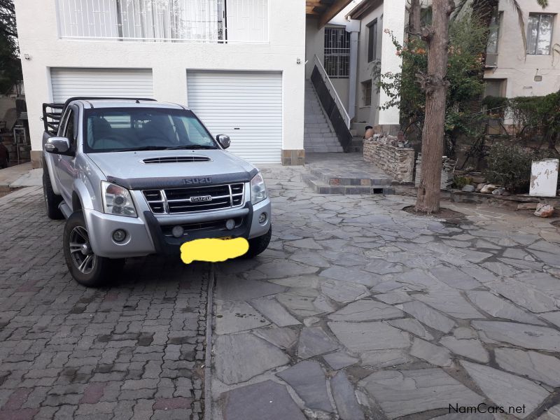 Isuzu KB300 3.0lt LX 2x4 club cab in Namibia