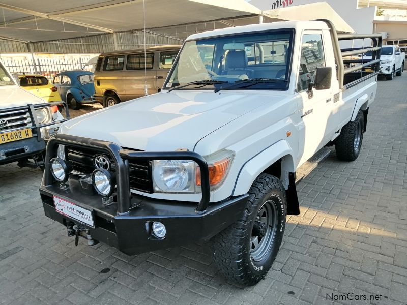 Toyota Land Cruiser 4.0 V6 4x4 S/C in Namibia