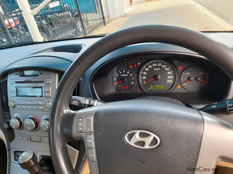 Hyundai H1 2.4 GLS 9S/T Bus in Namibia