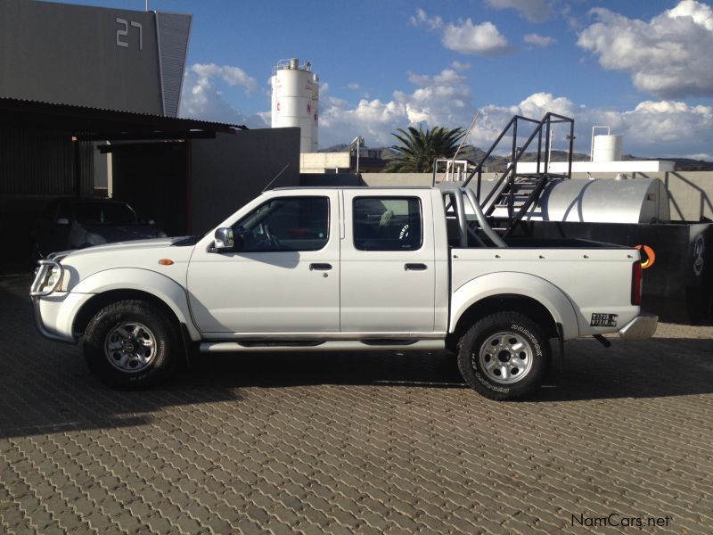Nissan NP300 2.4I 4X4 in Namibia