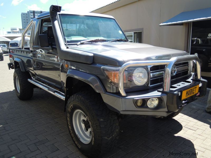 Toyota LANDCRUISER 4.0 V6 4X4 in Namibia