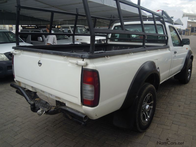 Nissan NP300 S/CAB 2.5TDCI 4X4 in Namibia