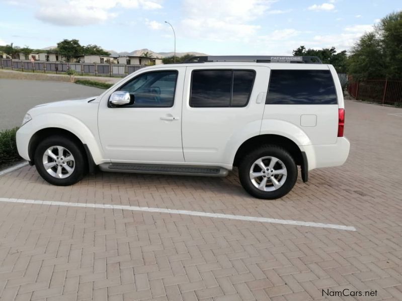 Nissan Pathfinder 4.0 v6 4x4 Petrol Automatic in Namibia