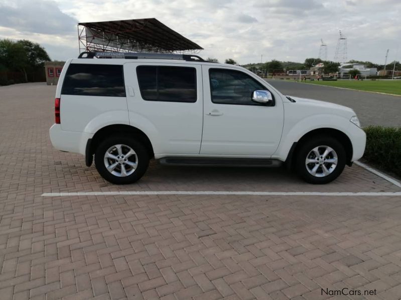 Nissan Pathfinder 4.0 v6 4x4 Petrol Automatic in Namibia