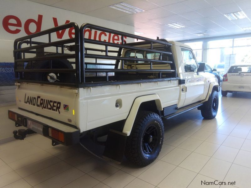 Toyota LANCRUISER S/C 4.0 4X4 in Namibia