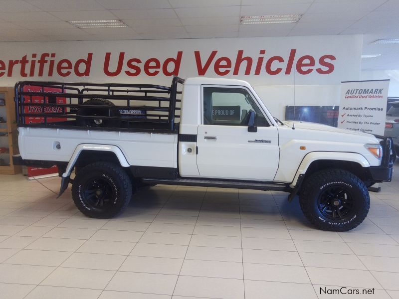 Toyota LANCRUISER S/C 4.0 4X4 in Namibia