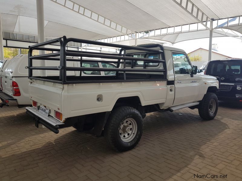 Toyota Land Cruiser 4.0L V6 Petrol Man 4x4 in Namibia