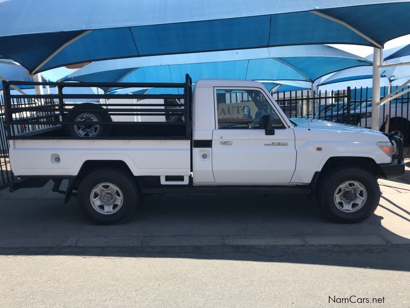 Toyota Landcruiser 4.0 V6 S/C 4x4 in Namibia