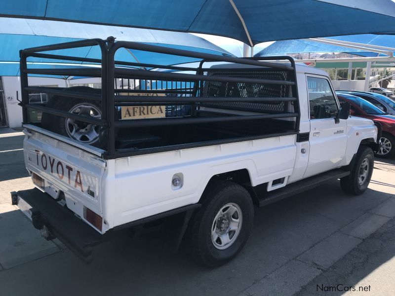 Toyota Landcruiser 4.0 V6 S/C 4x4 in Namibia