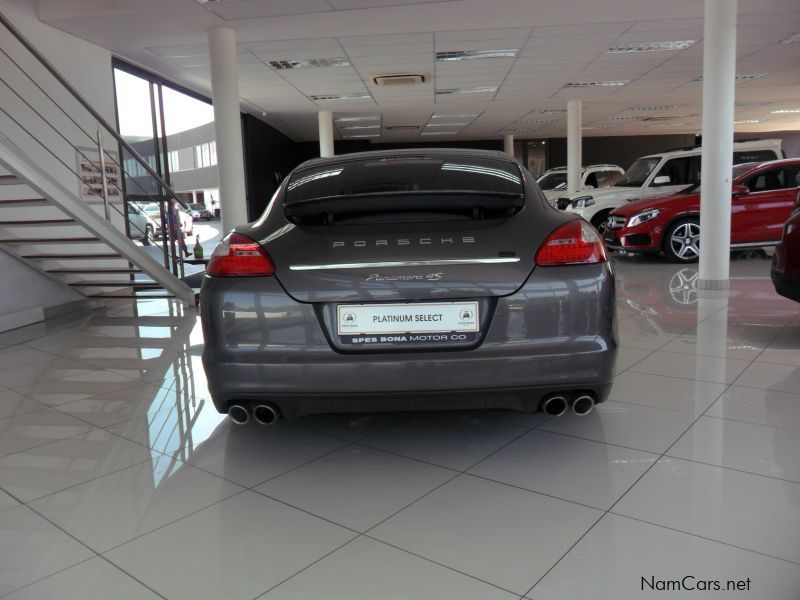 Porsche Panamera 4S PDK in Namibia