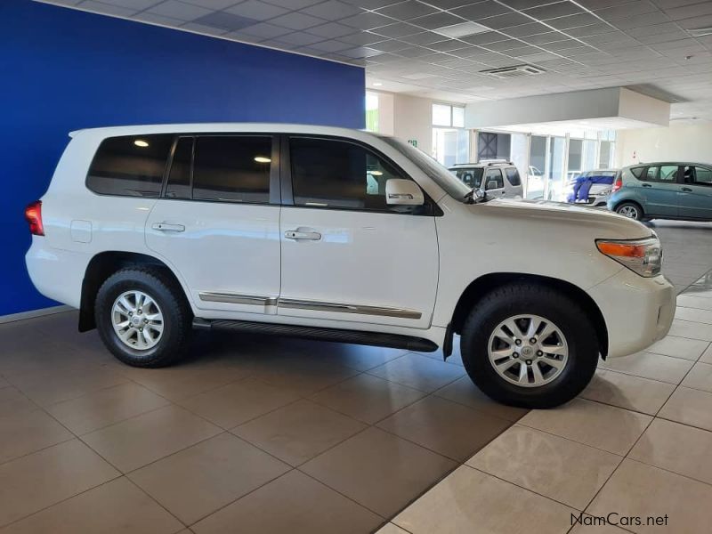 Toyota Land Cruiser 200 4.5D V8 VX AT in Namibia