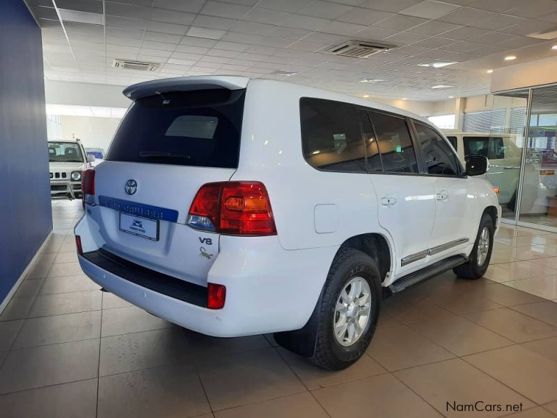 Toyota Land Cruiser 200 4.5D V8 VX AT in Namibia