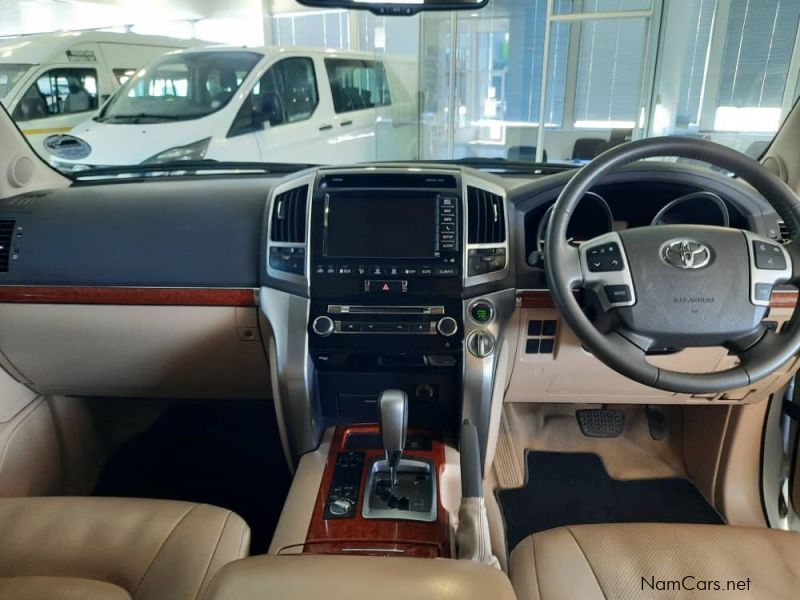 Toyota Land Cruiser 200 4.5D V8 VX AT in Namibia
