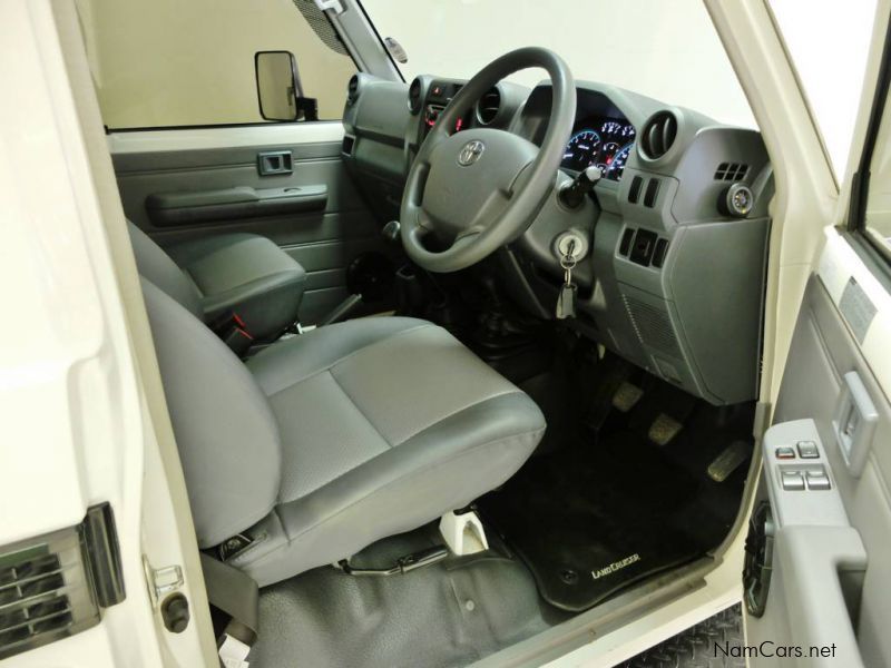 Toyota Land Cruiser V6 in Namibia
