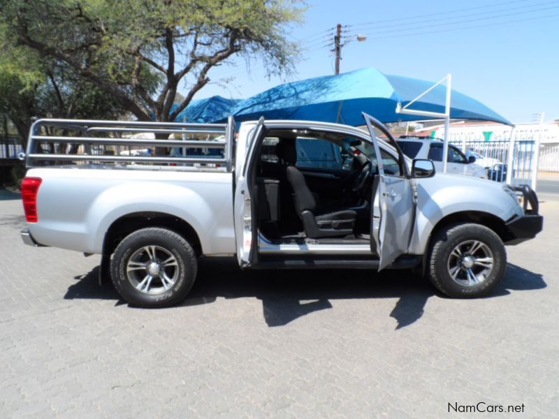 Isuzu KB300 D-TEQ 4x4 Ext-Cab in Namibia