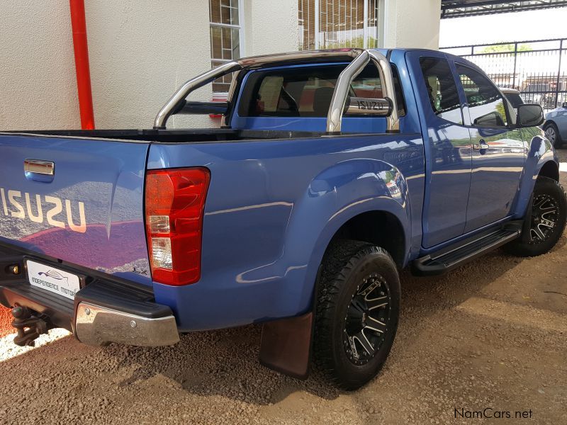 Isuzu KB300 Dteq Club Cab 4x2 in Namibia