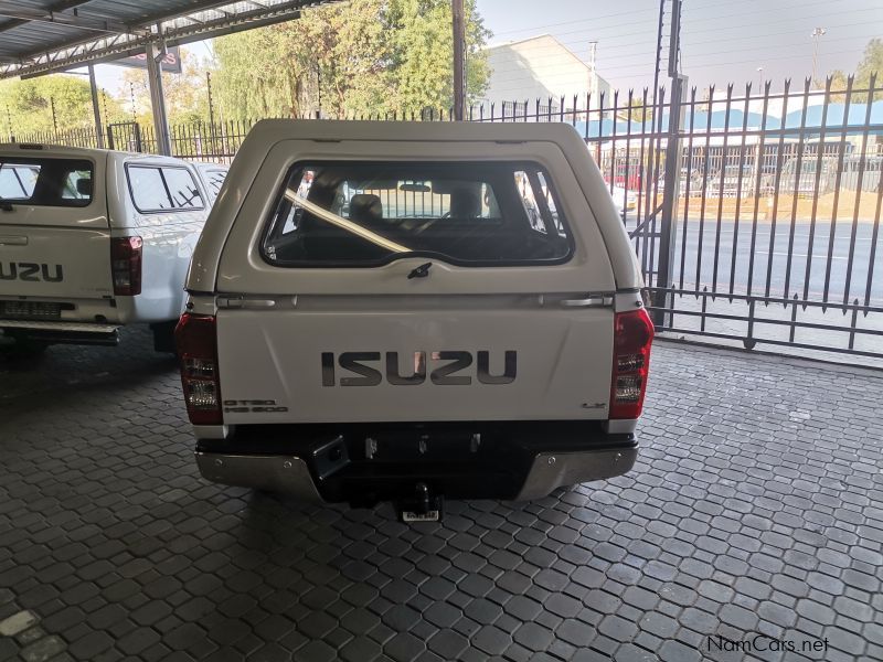 Isuzu KB300 LX D-teq S/C 4x4 in Namibia