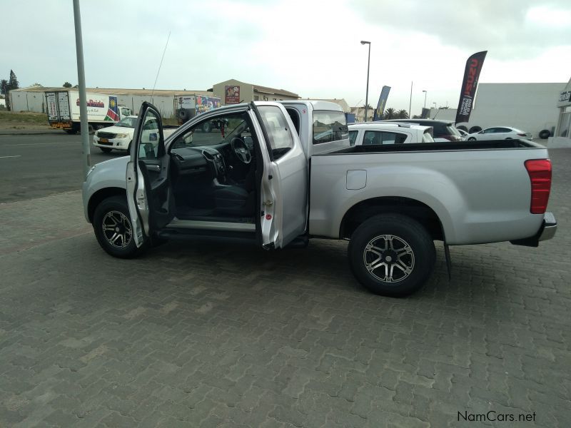 Isuzu KB300 LX EXT/CAB 4X4 MT in Namibia