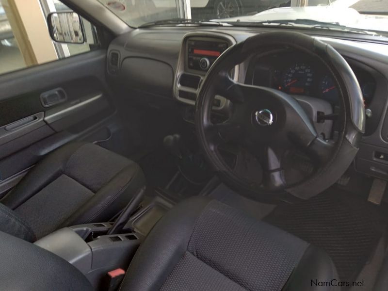 Nissan NP300 2.5 DC 4x4 in Namibia