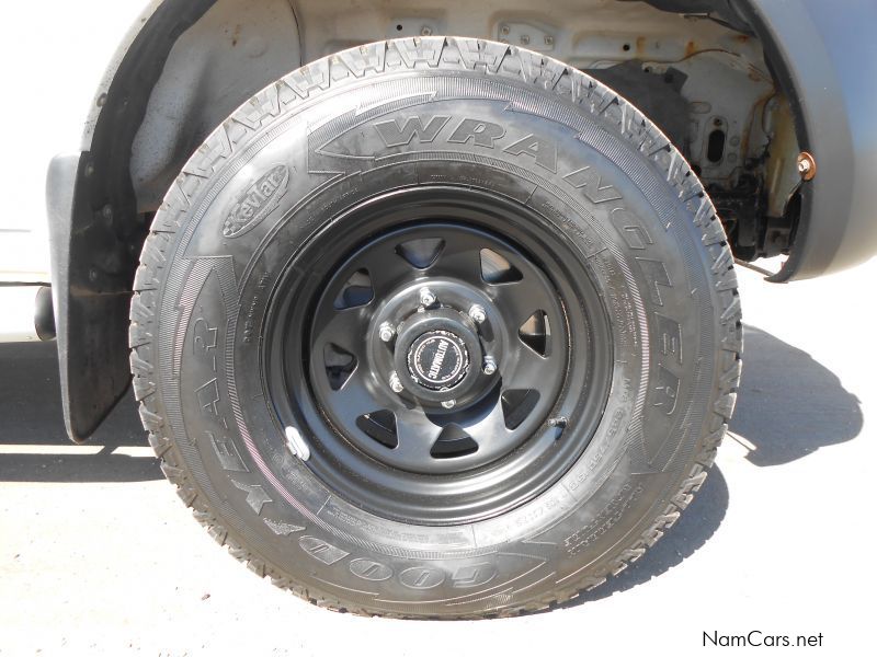 Nissan NP300 2.5 TDI D/C 4X4 in Namibia