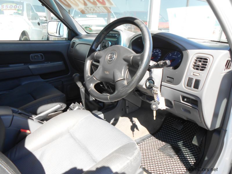 Nissan NP300 2.5 TDI D/C 4X4 in Namibia