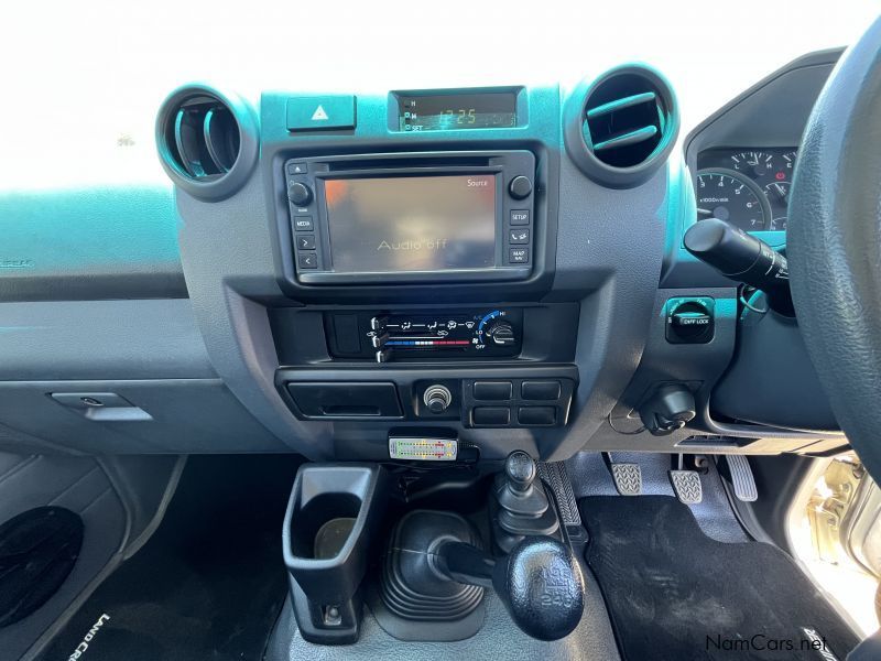 Toyota LAND CRUISER 4.0 V6 in Namibia