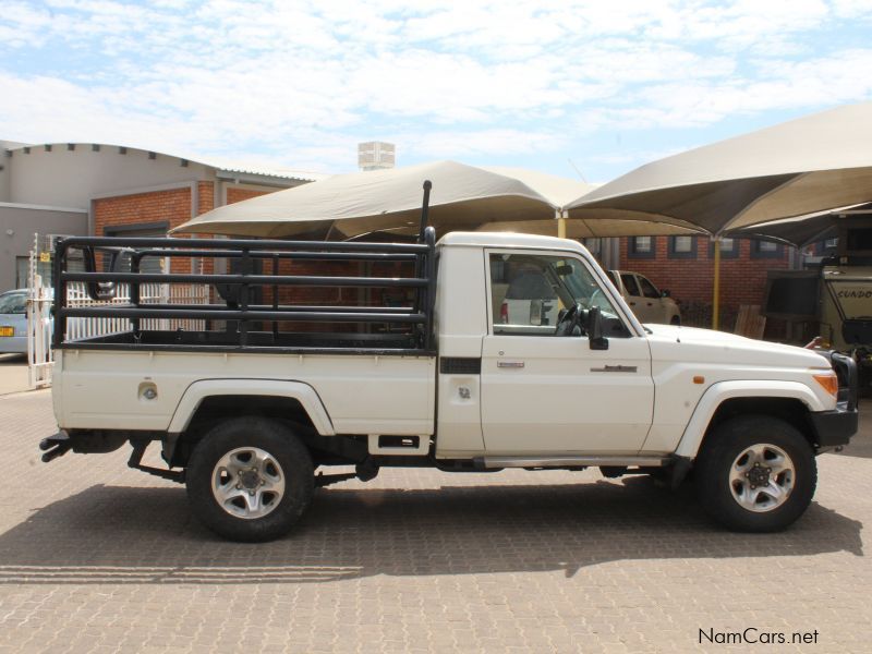 Toyota LANDCRUISER 4.0 V6 S/C 4X4 in Namibia