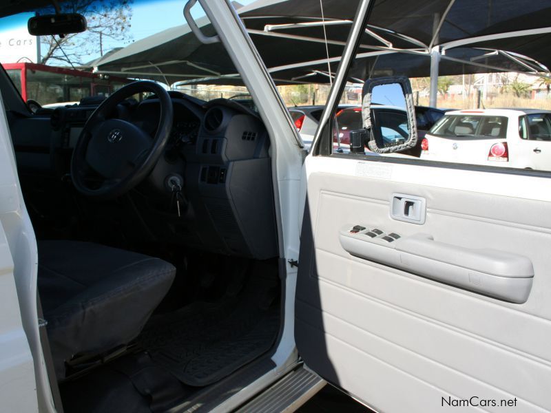 Toyota Landcruiser D/Cab 4.0 V6 4x4 manual in Namibia