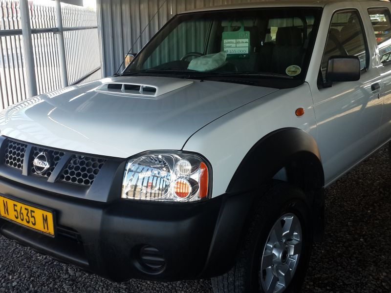 Nissan 2.5D D/C 4x4 in Namibia