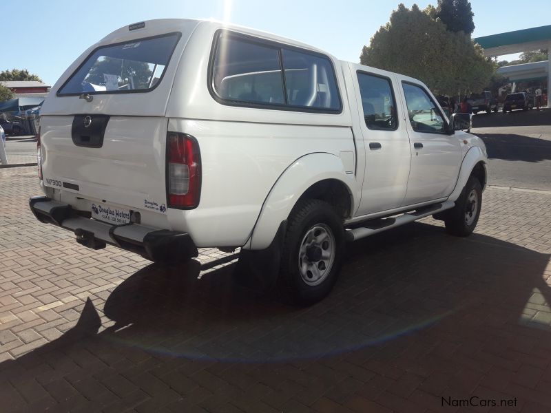 Nissan NP300 2.4 DC 4x4 in Namibia