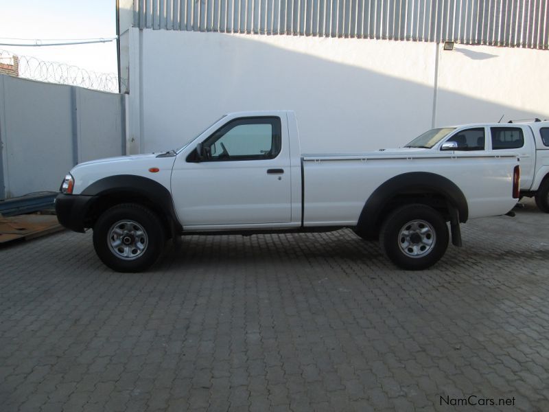 Nissan NP300 2.4i 4x4 in Namibia