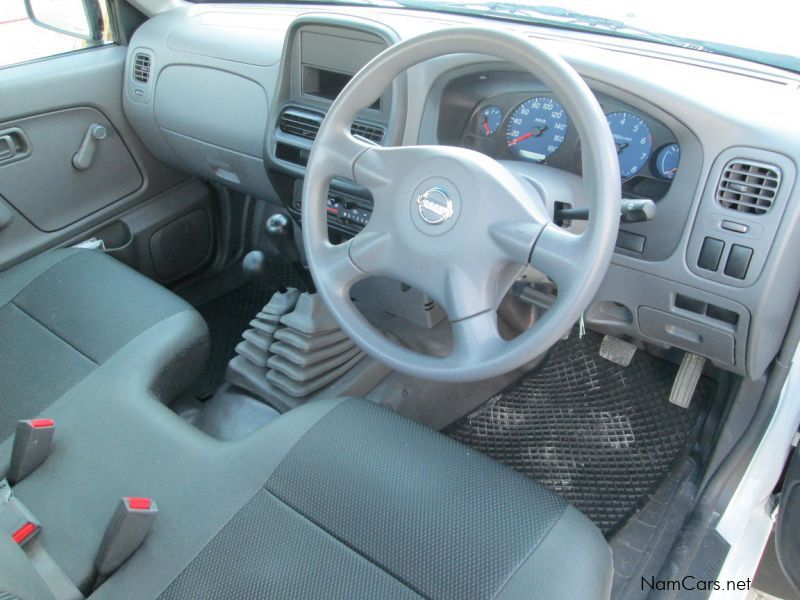 Nissan NP300 2.4i 4x4 in Namibia