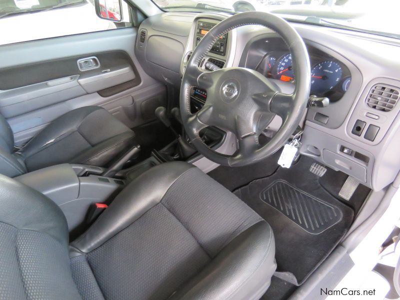 Nissan NP300 2.5 D/CAB 4X4 in Namibia