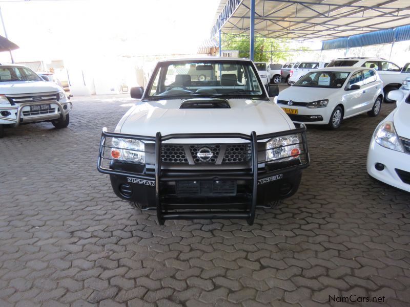 Nissan NP300 2.5DIESEL LWB in Namibia