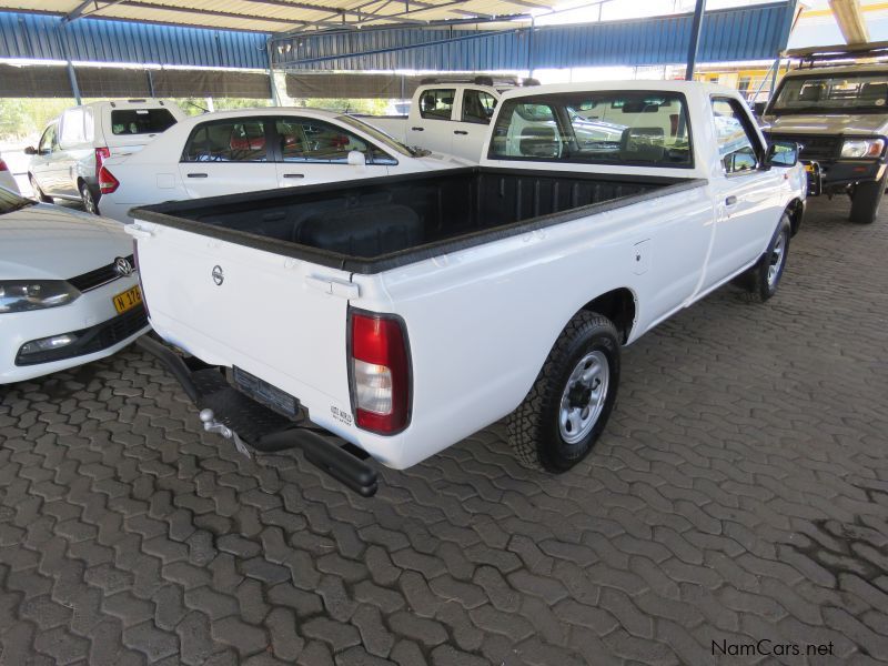 Nissan NP300 2.5DIESEL LWB in Namibia