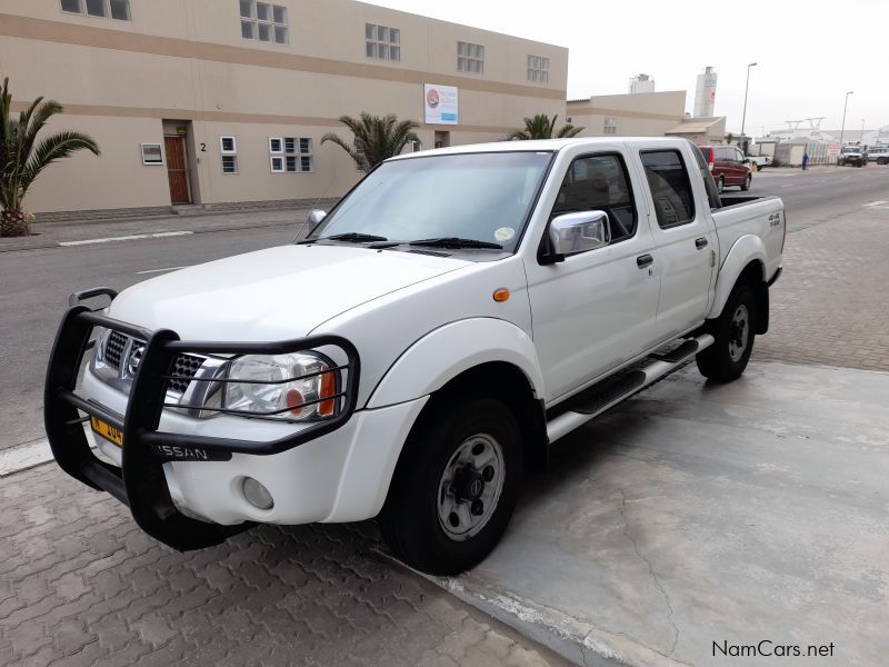 Nissan Np300 2.4 4x4 Double Cab in Namibia