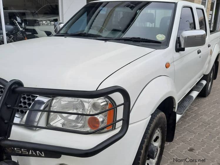 Nissan Np300 2.4 4x4 Double Cab in Namibia