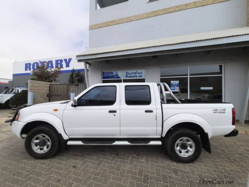 Nissan Np300 2.4 4x4 Double Cab in Namibia