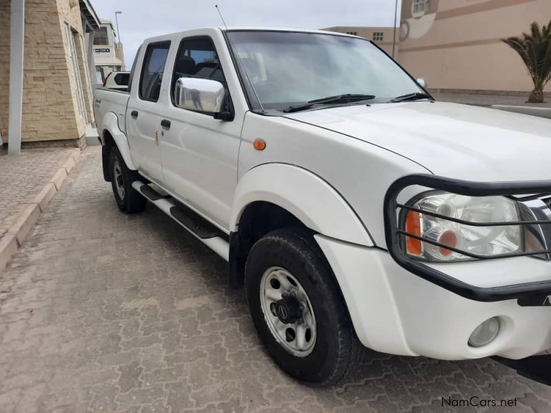 Nissan Np300 2.4 4x4 Double Cab in Namibia