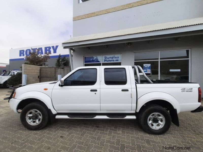 Nissan Np300 2.4 4x4 Double Cab in Namibia